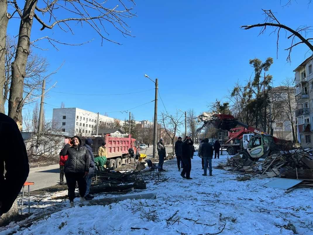 Уборка Харькова после бомбардировок российскими оккупантами